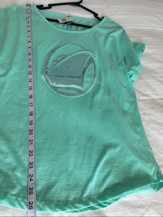 Mint Green Short Sleeve Tee with Silver Sequin Wave Emblem Graphic Size Medium - Picture 7 of 7